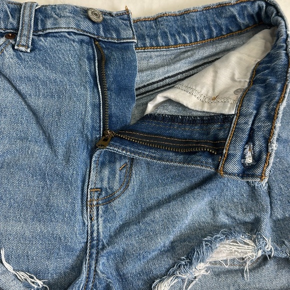Abercrombie & Fitch Curvy Love The Mom Short High Rise Cut Off Sz 28 Distressed - Picture 3 of 10